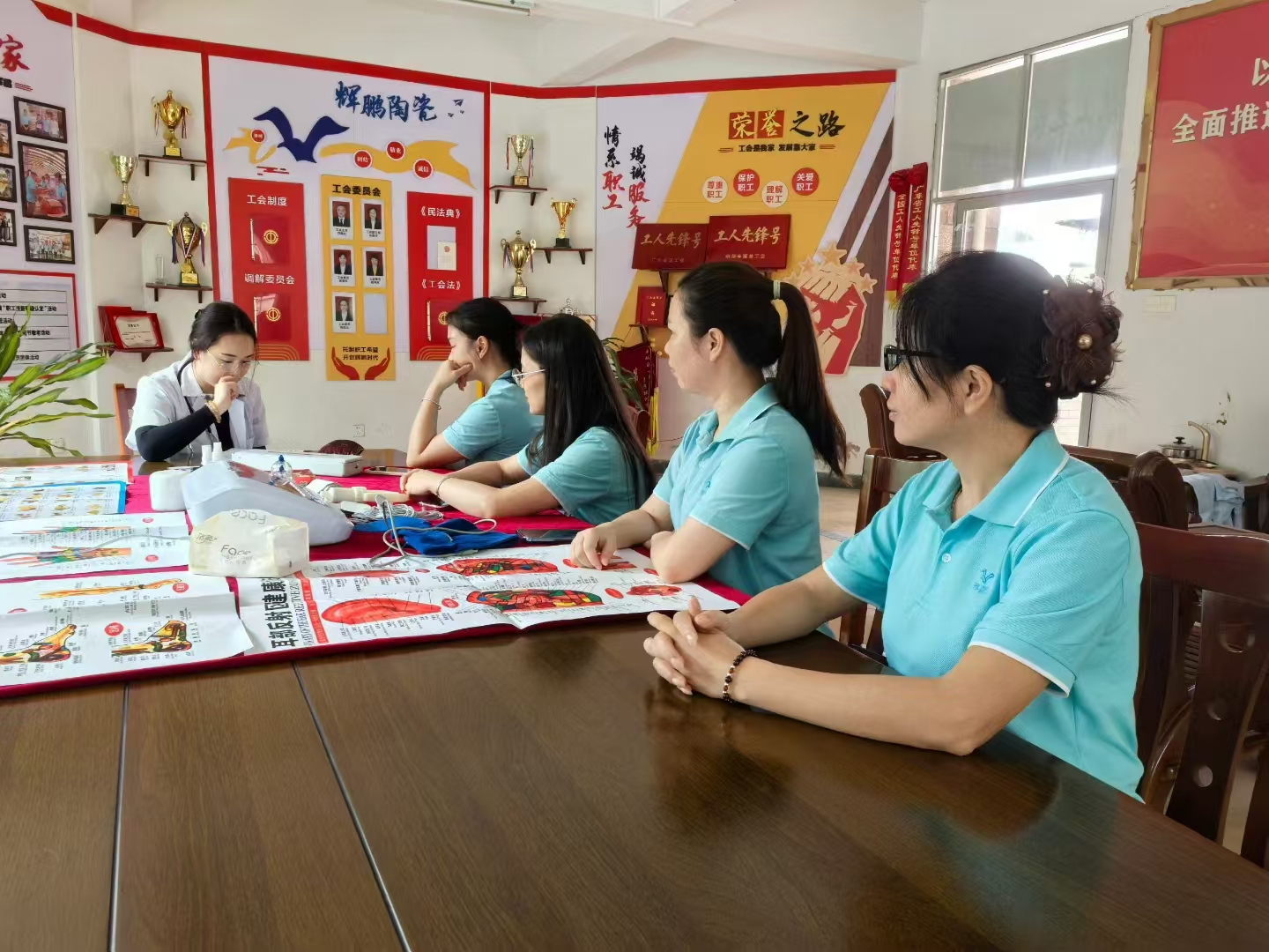 	 ���Ź���ժҪ2025��18��